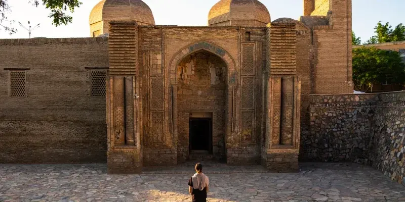 # Bukhara, Uzbekistan: un uomo si dirige verso l’ingresso dell’ex moschea Magoki-Attari, uno degli edifici più antichi della città (IX-X secolo).