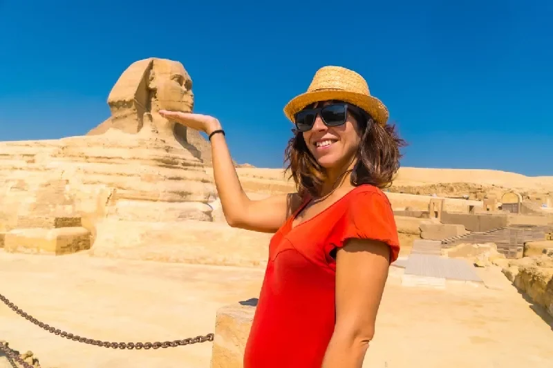 Große Sphinx vor den Pyramiden von Gizeh 