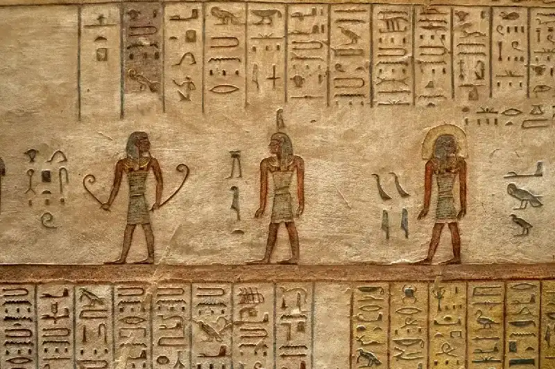 Innenraum eines Grabes im Tal der Könige mit kunstvollen Wandmalereien und Hieroglyphen aus der Zeit der Pharaonen.
