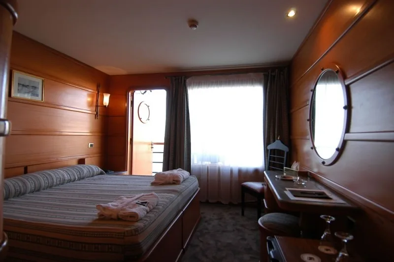 カスル・イブリムナセル湖クルーズのキングベッド