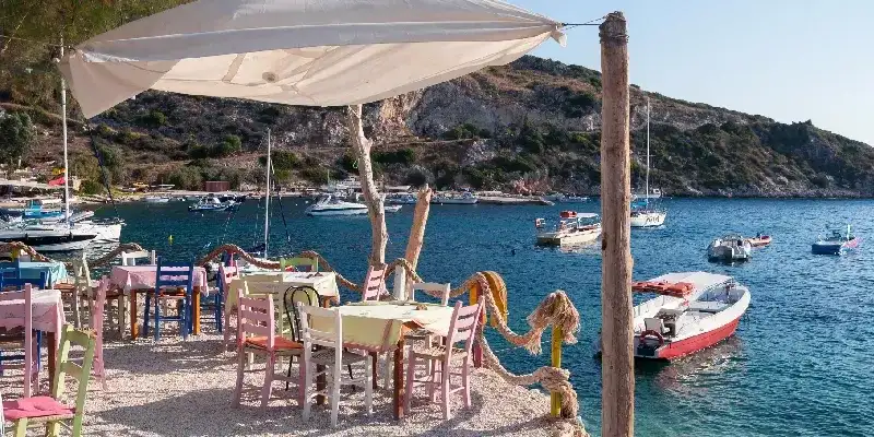 Café en la playa del puerto de Agios Nikolaos, Zakynthos, Grecia.
