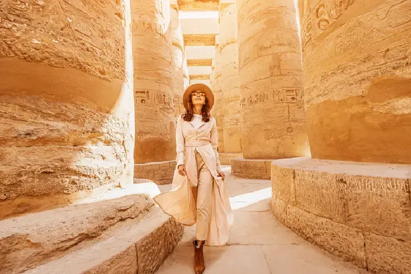 Una viajera explora las ruinas del antiguo templo de Karnak, Luxor, Egipto.
