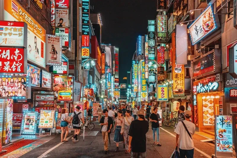 ruas-iluminadas-de-neon-no-bairro-de-shinjuku-em-toquio