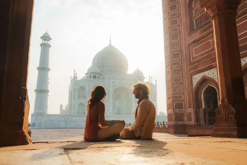 Hombre y mujer cerca del Taj Mahal durante un viaje a India