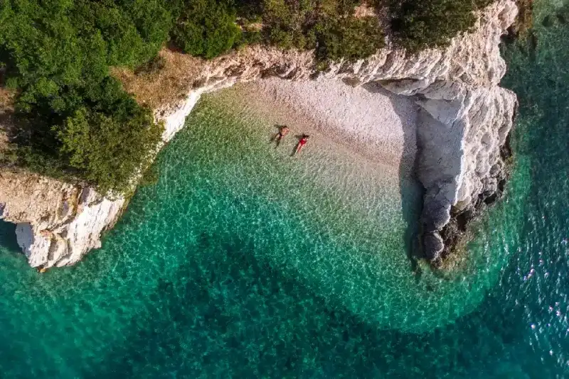 Joven pareja disfrutando de sus vacaciones junto al mar.