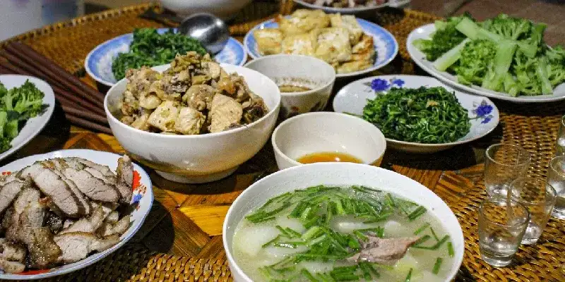 Comida vietnamita auténtica del pueblo Hmong en Ha Giang, norte de Vietnam.