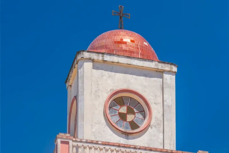 Vista ravvicinata della Chiesa dell'Immacolata Concezione, Tangeri, Marocco con un cielo azzurro perfetto. 