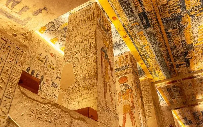 Le migdol de Médinet Habou, porte fortifiée de 22 mètres inspirée des forteresses syriennes