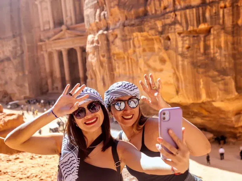 Due Ragazze a Petra, tour giordania 8 giorni