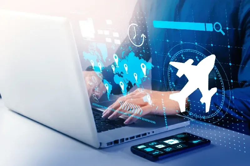 Flugticket und Laptop für die Online-Buchung einer Reise