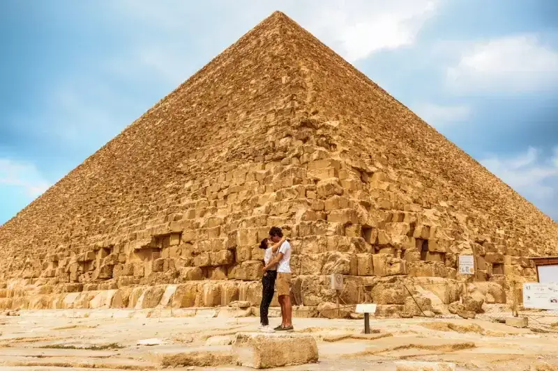 Una Copia davanti alle Piramidi, viaggi di nozze in egitto