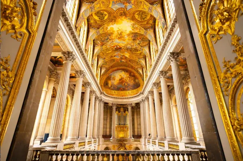 Schloss von Versailles in der Nähe von Paris, ein ehemaliges königliches Schloss und UNESCO-Weltkulturerbe in Frankreich