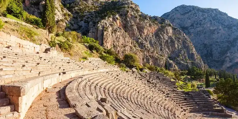 antiguo-teatro-delfos-santuario-religioso-apolo-grecia