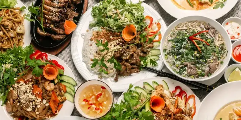 Popular Traditional Vietnamese food dishes 