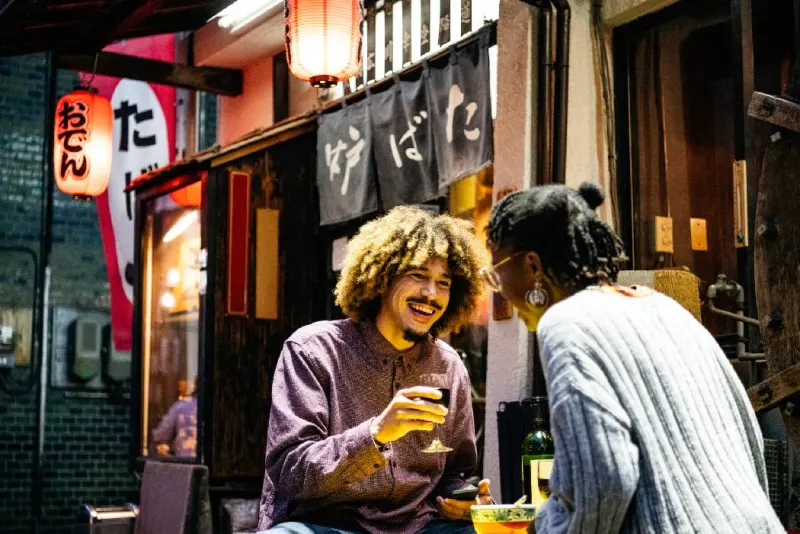 Due turisti in un ristorante giapponese