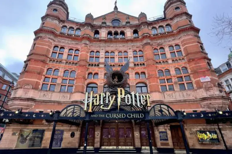 Das historische Palace Theatre am Cambridge Circus im West End von London zeigt ein Schild mit Werbung für das Theaterstück „Harry Potter and the Cursed Child“ von J. K. Rowling.
