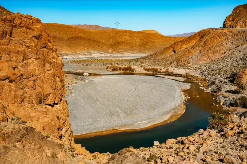 Canyon con fiume nel deserto della Giordania