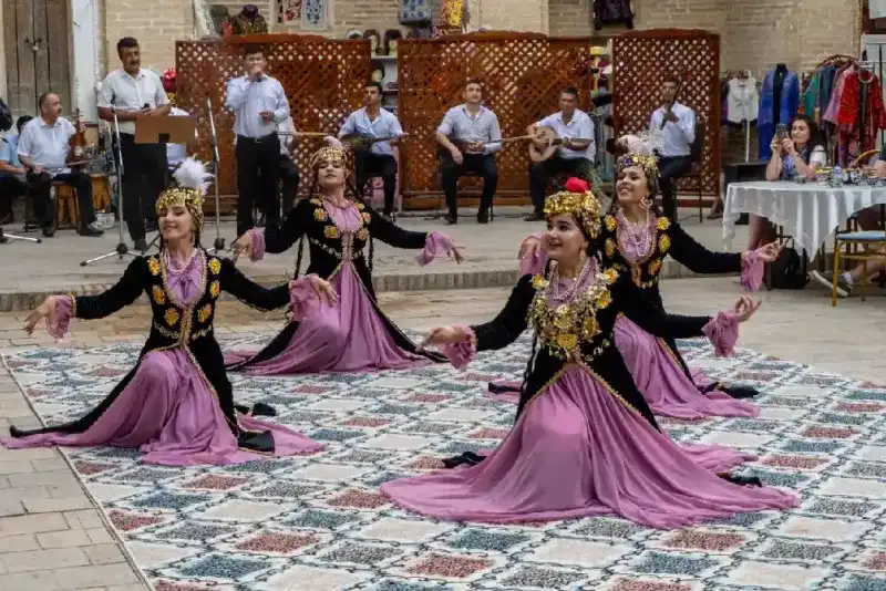 espectaculo-danza-tradicional-uzbeka-casco-antiguo-bujara-uzbekistan