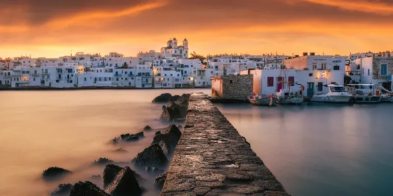 Puerto de Naoussa en Paros, Grecia, hermosa vista sobre el lugar turístico
