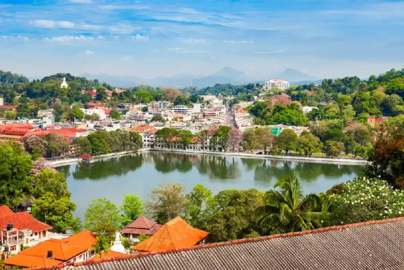 vista-panoramica-aerea-del-lago-de-kandy-y-la-ciudad-de-kandy-desde-el-mirador-arthurs-seat-en-sri-lanka