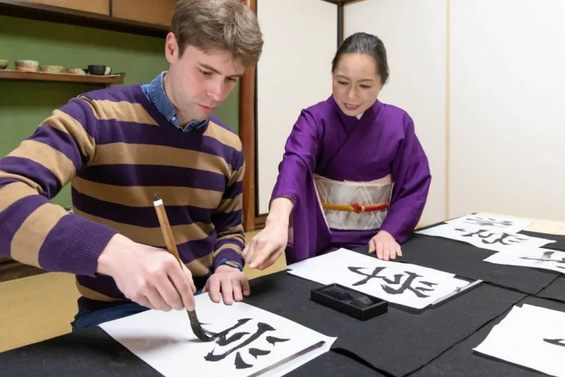 Uno straniero che impara la calligrafia giapponese