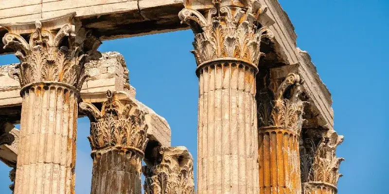 Imágenes del antiguo Templo Romano de Zeus Olímpico tomadas en Atenas a finales del verano
