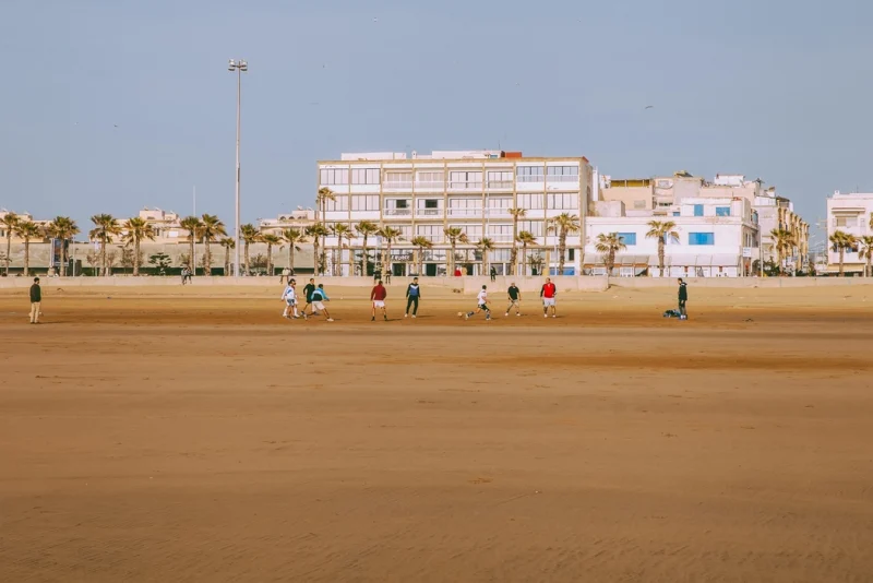 Futbolistas en la playa de Essaouira
