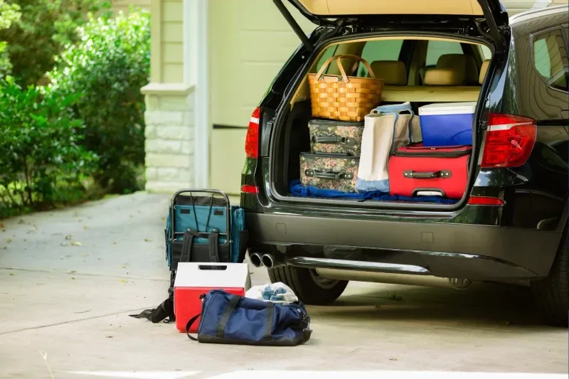 Auto der Familie vollgepackt mit Gepäck, bereit für einen Urlaub außerhalb des Zuhauses