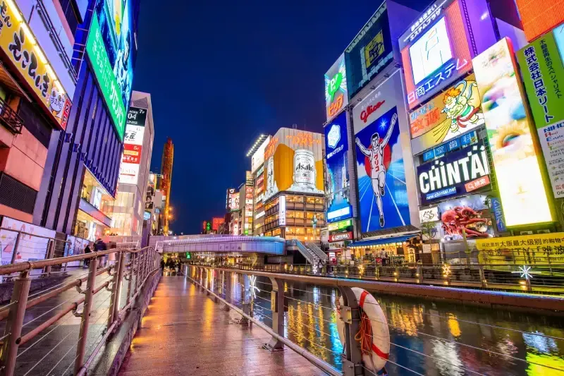 letreiros-neon-vibrantes-ao-longo-do-canal-de-dotonbori-em-osaka
