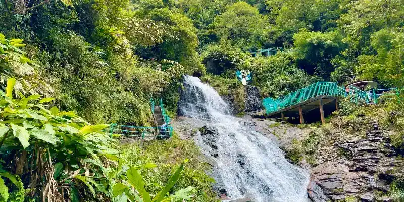 Hermoso paisaje montañoso en la cascada Thac Bac (Cascada de Plata).