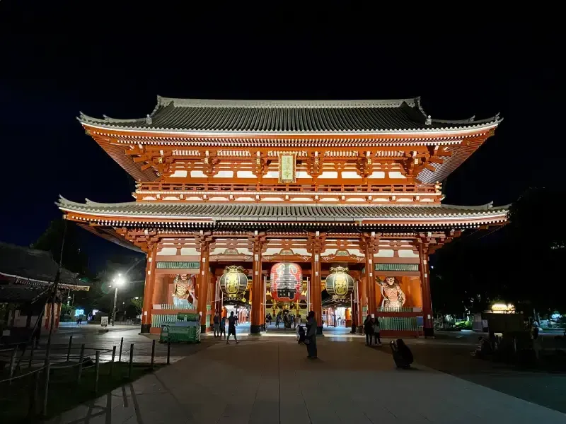 vista-noturna-do-portao-hozomon-com-arquitetura-tradicional-japonesa