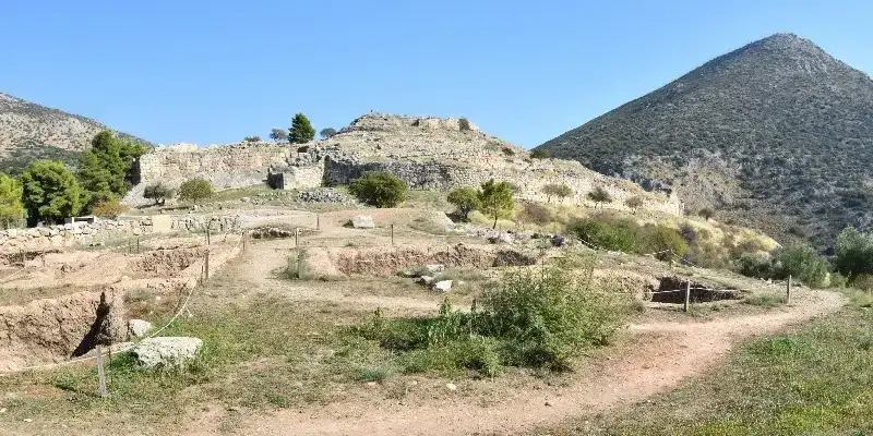 vista-panoramica-de-las-ruinas-de-la-antigua-micenas-ciudad-de-agamenon-y-sus-tumbas