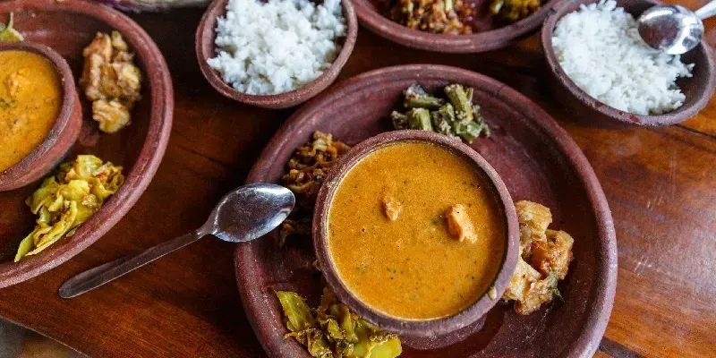 Comida tradicional asiática sobre una mesa de madera, Sri Lanka.