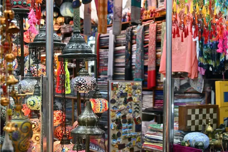 Il Souq di Mutrah, a Muscat, rinomato per la sua autenticità e l'ampia varietà di prodotti tipici.