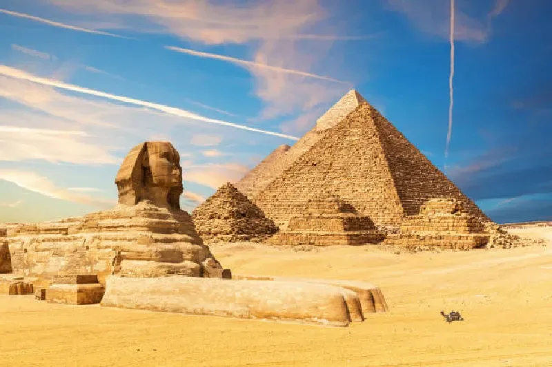 Die Sphinx neben den Pyramiden in der sandigen Wüste von Gizeh in Ägypten
