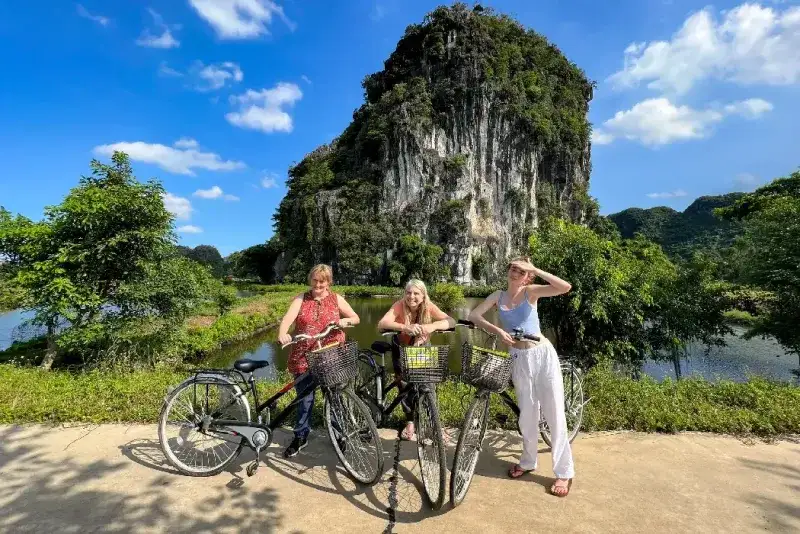 Turistas europeas sonríen y disfrutan de los canales y el exuberante entorno tropical.