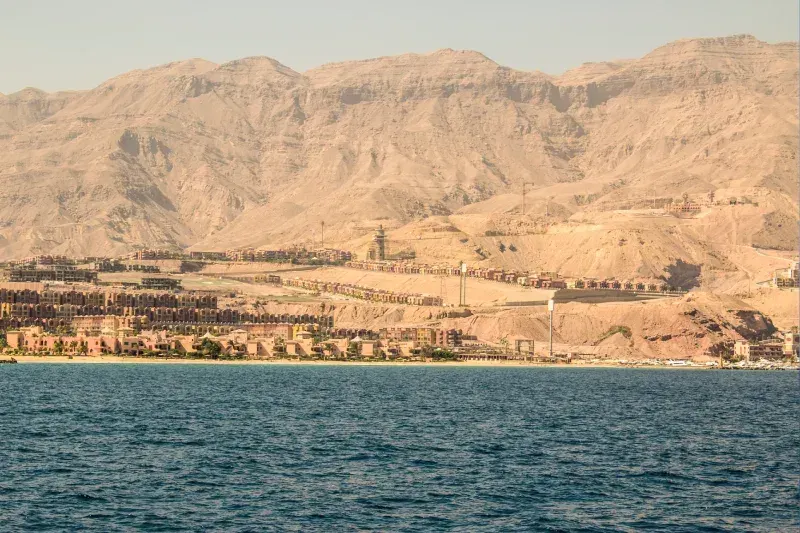 Rotes-Meer-Gebirge am Horizont zwischen blauem Himmel und dem Meer in Ain Sokhna, Suez, Ägypten