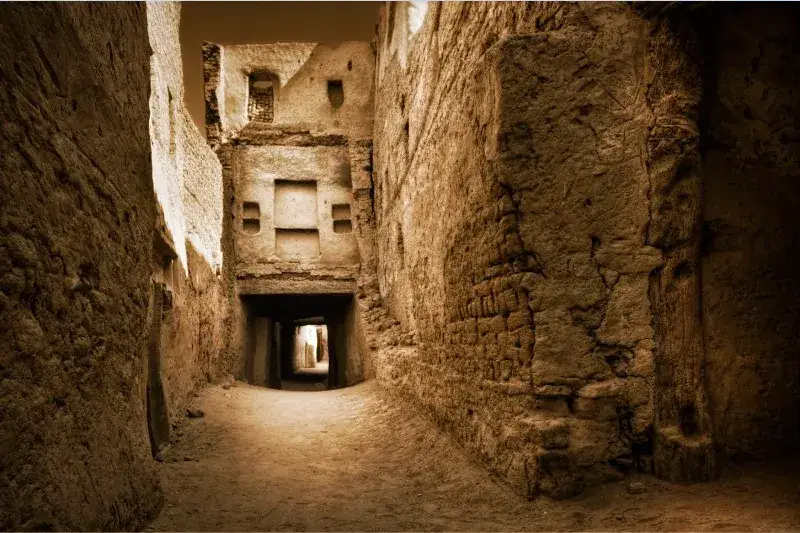 El-Qasr nahe der Dakhla-Oase, eine historische Siedlung mit engen Gassen und Lehmziegelbauten in der Wüste.