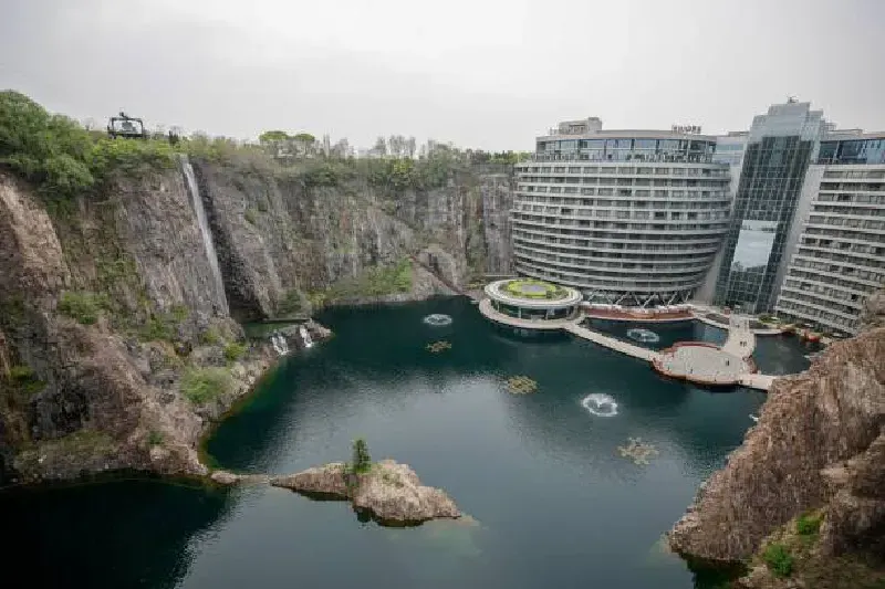 Atemberaubende Luftaufnahme des Intercontinental Shanghai Wonderland Hotels in Shanghai, China, eingebettet in eine Felslandschaft