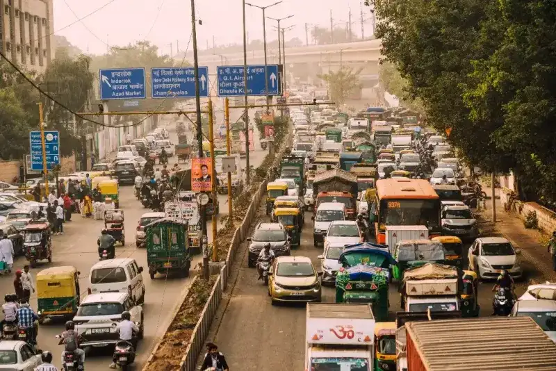 Las calles abarrotadas de vehículos y la actividad frenética del Viejo Delhi.