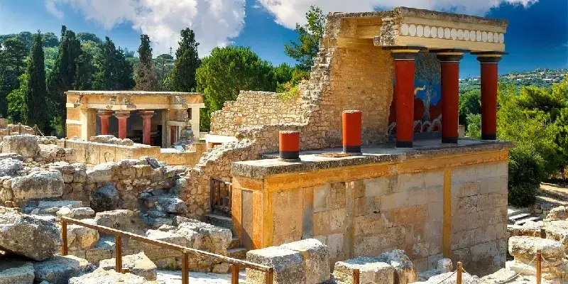 palacio-de-cnosos-en-creta-ruinas-del-palacio-de-cnosos-en-heraclion-creta-grecia