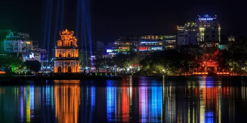 La Torre de la Tortuga en el lago Hoan Kiem en Hanói, Vietnam.