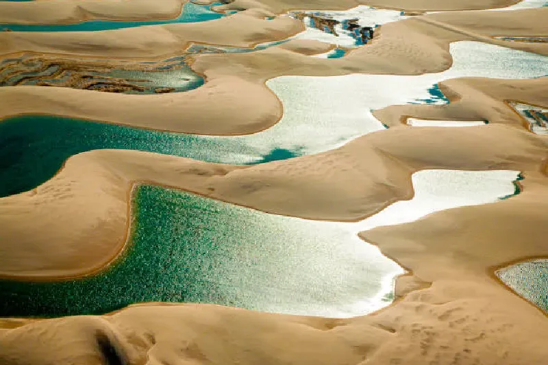 Weite Sanddünen und kristallklare Lagunen im Lençóis Maranhenses Nationalpark, Brasilien