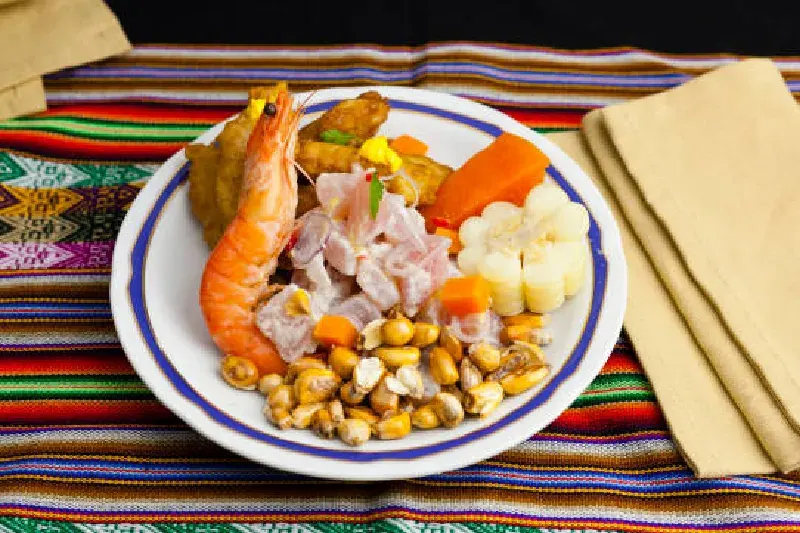 Frisches peruanisches Ceviche aus rohem Fisch, Limettensaft, Zwiebeln, Chili und Kräutern, serviert als traditionelles Gericht.