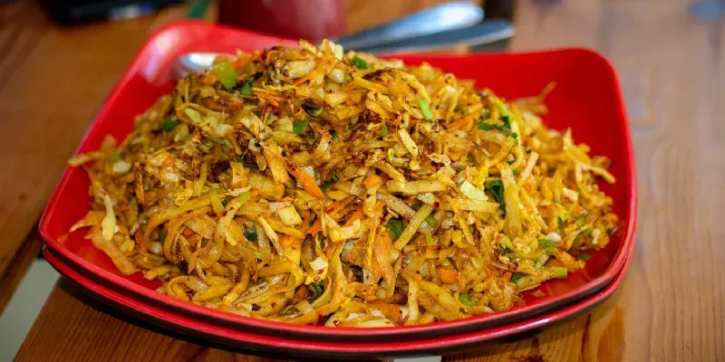 Kottu o kottu roti, una popular comida callejera de Sri Lanka.