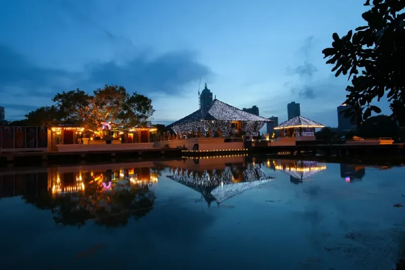 Templo Seema Malaka iluminado en Colombo durante viajes a Sri Lanka