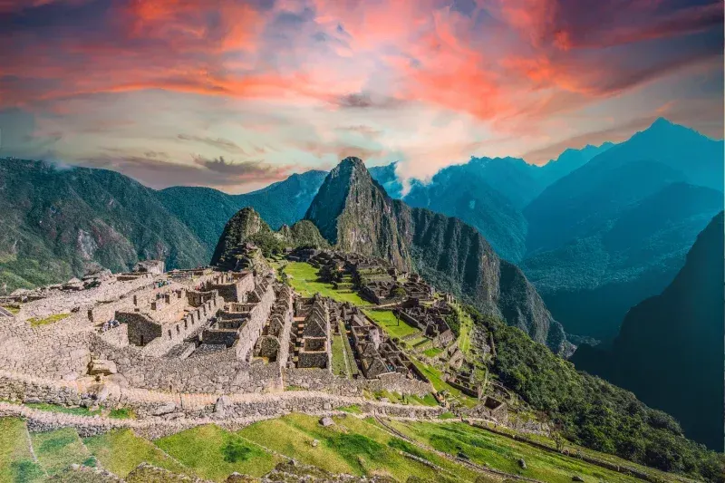Inka-Ruinen von Machu Picchu in den Anden mit Terrassen und Bergen im Hintergrund.