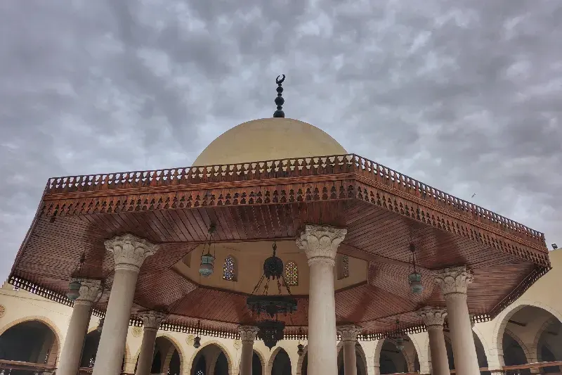 Eine Moschee als islamisches Gebetshaus mit traditioneller Architektur.