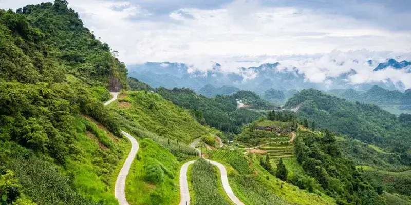 Carretera sinuosa en el Ha Giang Loop, en el norte de Vietnam.