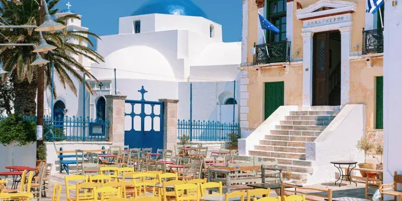 Sillas de colores y arquitectura cicládica en Chora, Serifos.